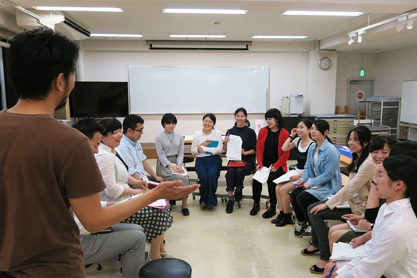 議論する昭和女子大学生たち