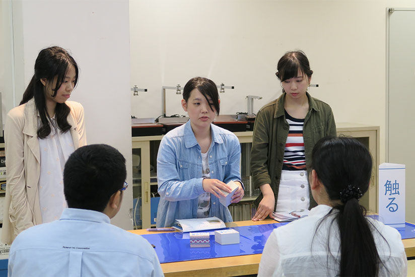 プレゼンテーションをする昭和女子大学生たち