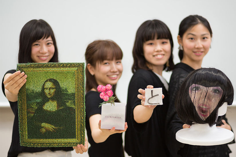 自分たちの作品を見せる昭和女子大学生①