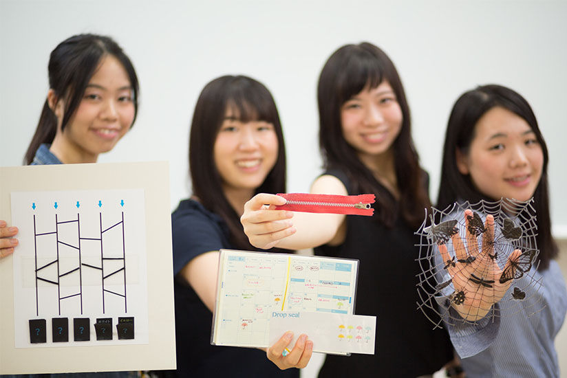 自分たちの作品を見せる昭和女子大学生②