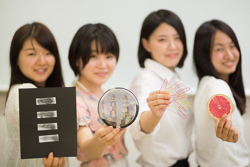 自分たちの作品を見せる昭和女子大学生③