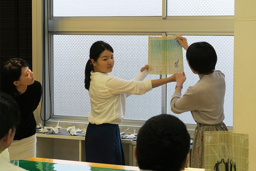 中間発表をする昭和女子大学生たち①