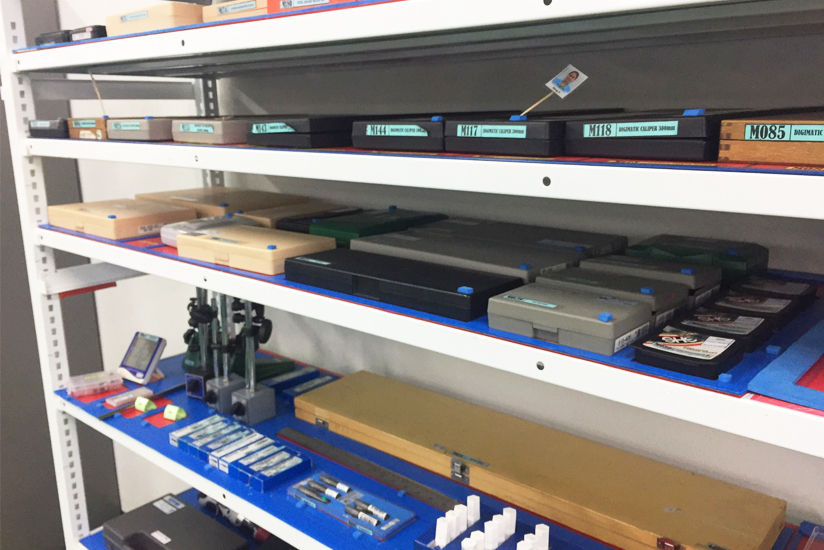 整理整頓された品質管理室の棚