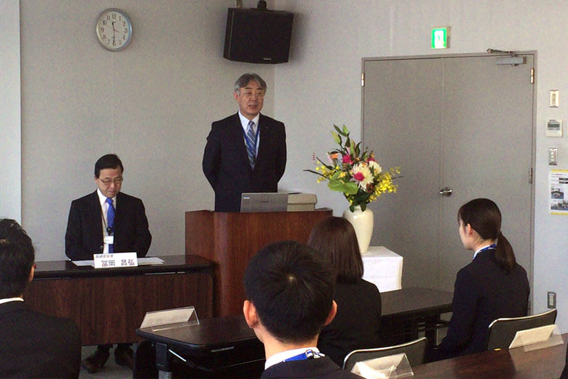 藤岡社長より新入社員へのお祝いと期待をスピーチ