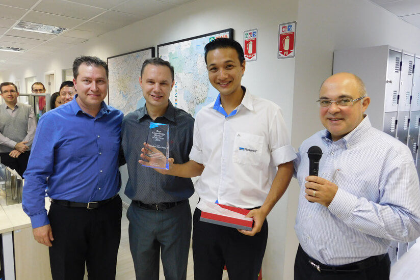 Roland DG Brasilのテクニカルマネージャー、Alan Carmona Pepe(写真左から1人目)「この活動により、ブラジルのサービスチームのプロフェッショナル意識やチームワークも高まりました。Botaoさんが、これからもお客様に優れたサービスを提供することを期待しています」