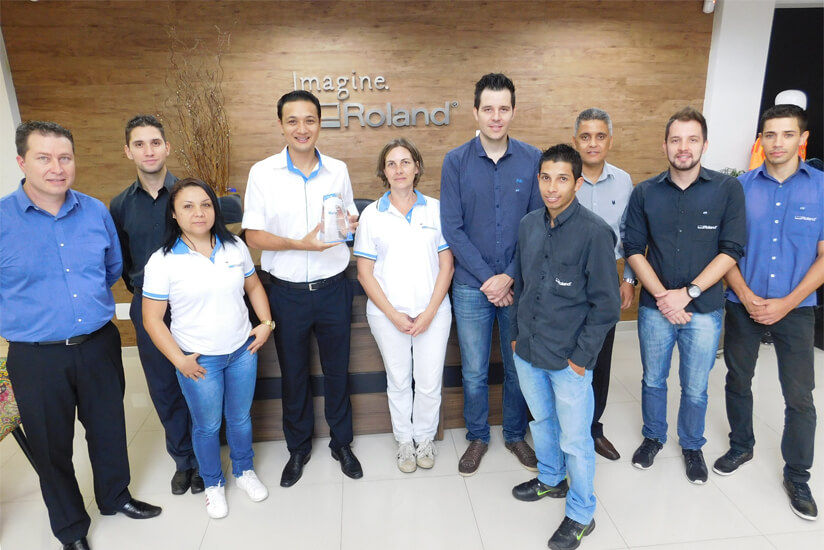 Other Roland DG Brasil employees congratulating Botao.