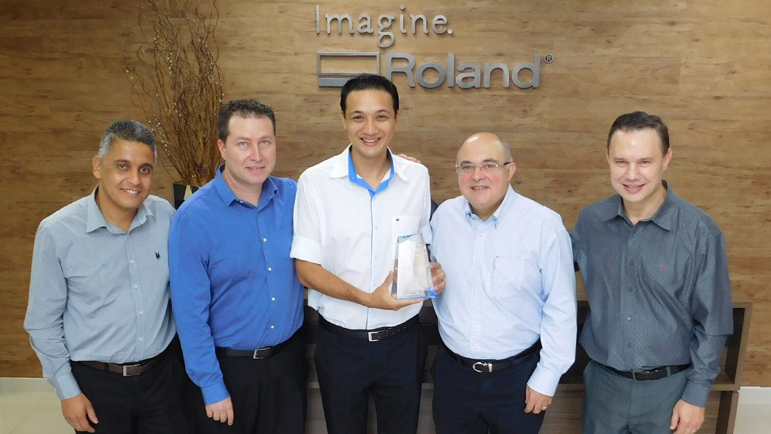 Roland DG Brasilで共に働く社員とBotaoさん