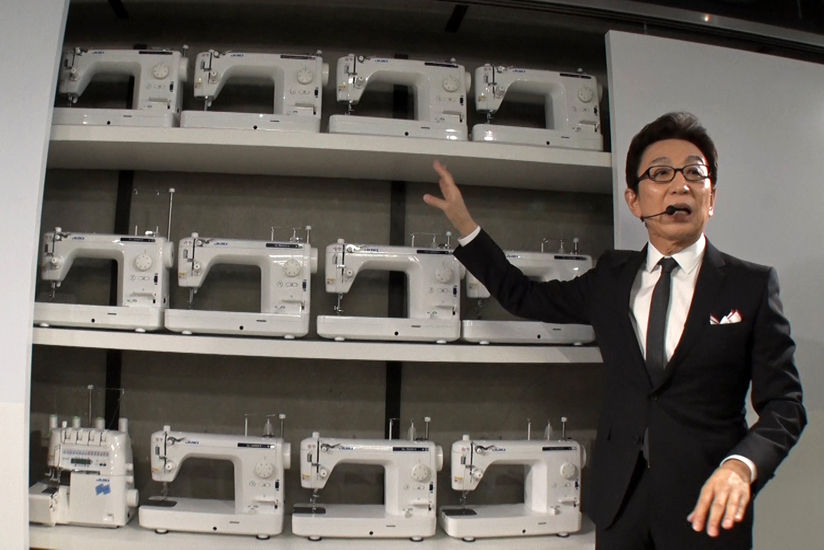 設置機器を紹介する古舘伊知郎さん