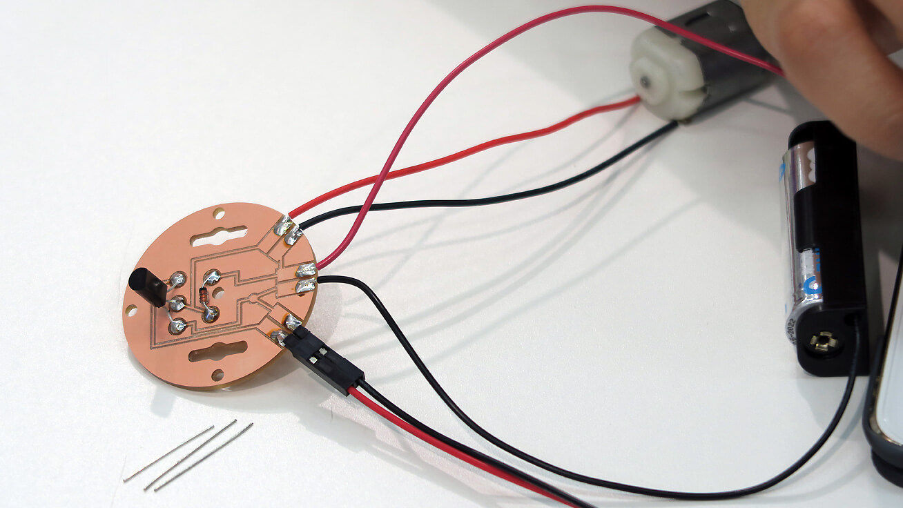 3次元切削加工機を使って製作した電子基板
