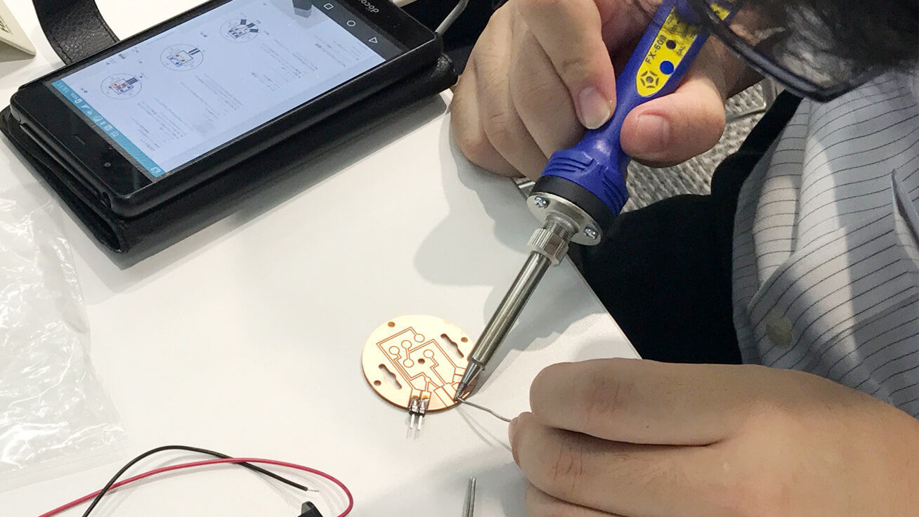 電子基板を動かすために必要なセンサー端子などの部品をはんだ付け
