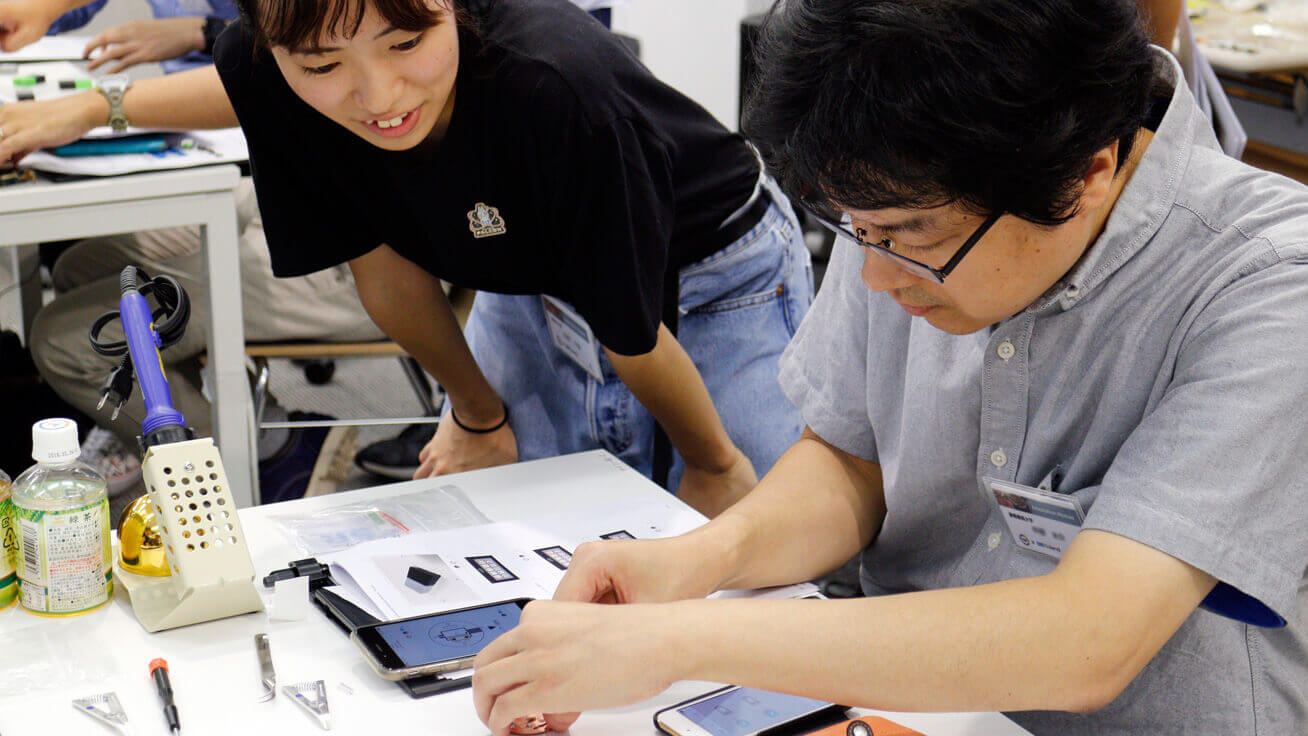 Student staff from Fab Lab Hiratsuka assisted participants with producing their creations.