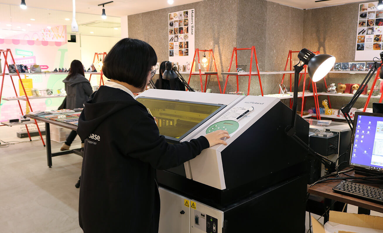スタッフがデザインを仕上げ、店内に設置された当社UVプリンターLEF-200でアイテムにプリント