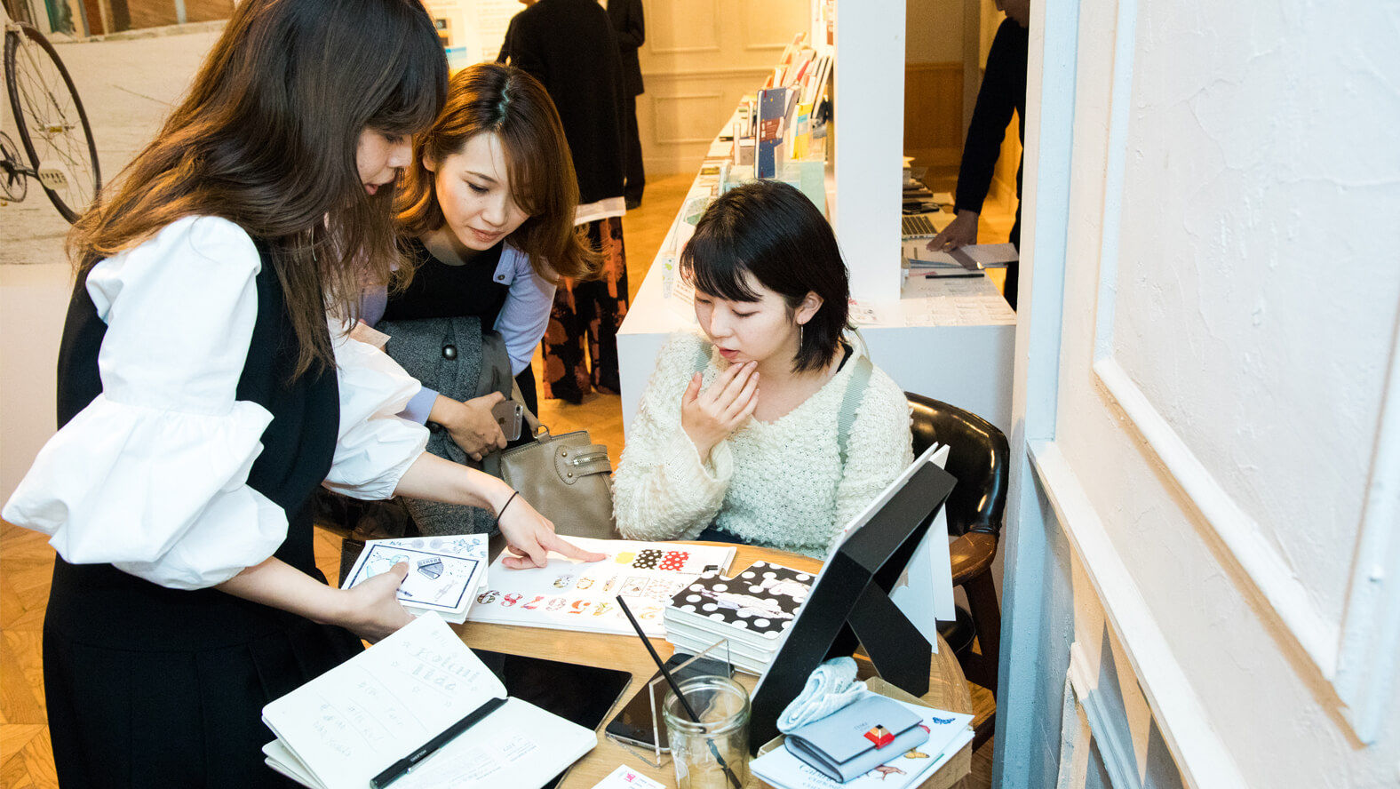 UVプリンターでMOLESKINEカスタマイズノートブックを作るイベントを楽しむ来場者