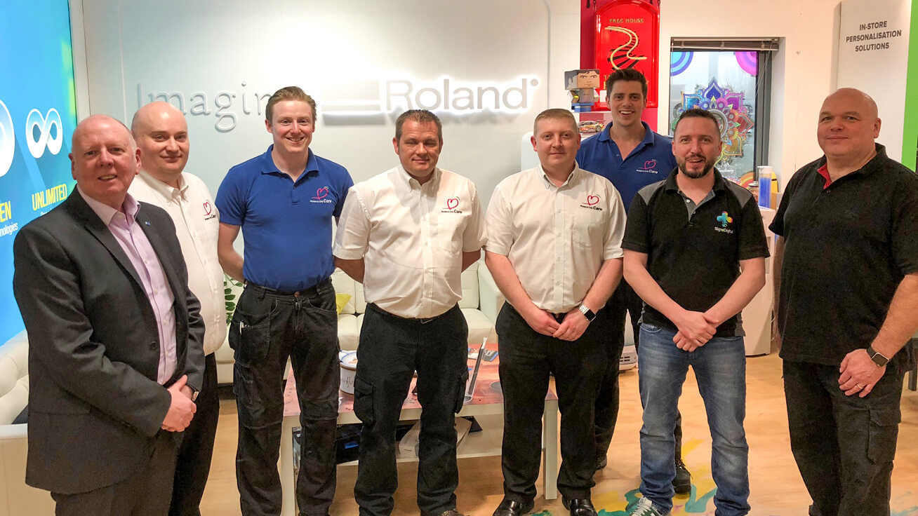 Roland DG (U.K.)で共に働くスタッフが、Matthew Wrench(写真左から4番目)の世界大会出場を祝福しました