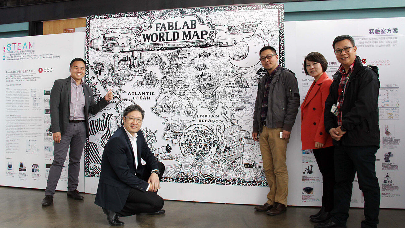 国際STEAM教育フォーラムにて、同済大学のDing Junfeng 准教授(右から3人目)とDGCのマーケティングマネージャー、Cheng Qi(右から2人目)