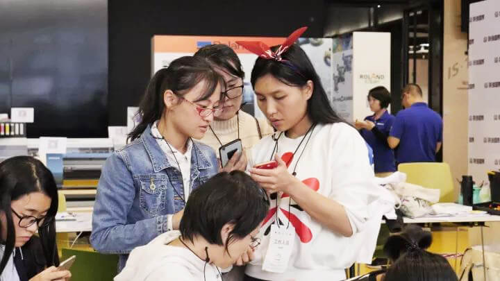 参加者にアプリケーションの操作方法を教えるFabLab OのGao Xiaojing氏(写真右から1人目)