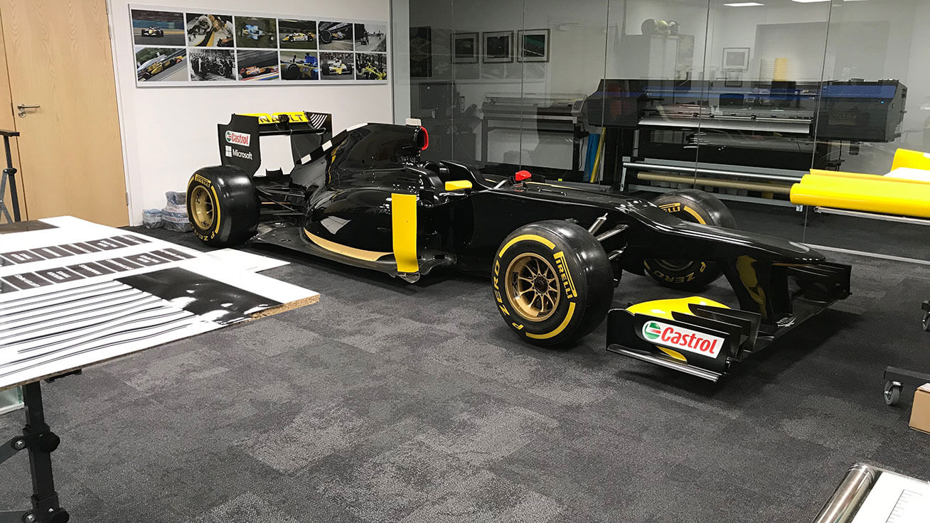ルノーF1チームのテクニカルセンターで製作中のマシン