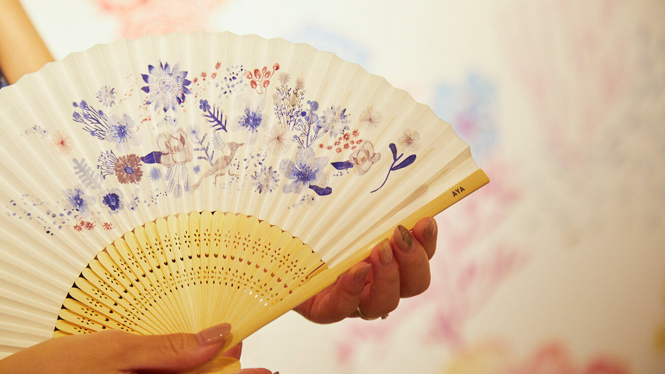 服装の配色に合わせてデザインされた自分だけの扇子