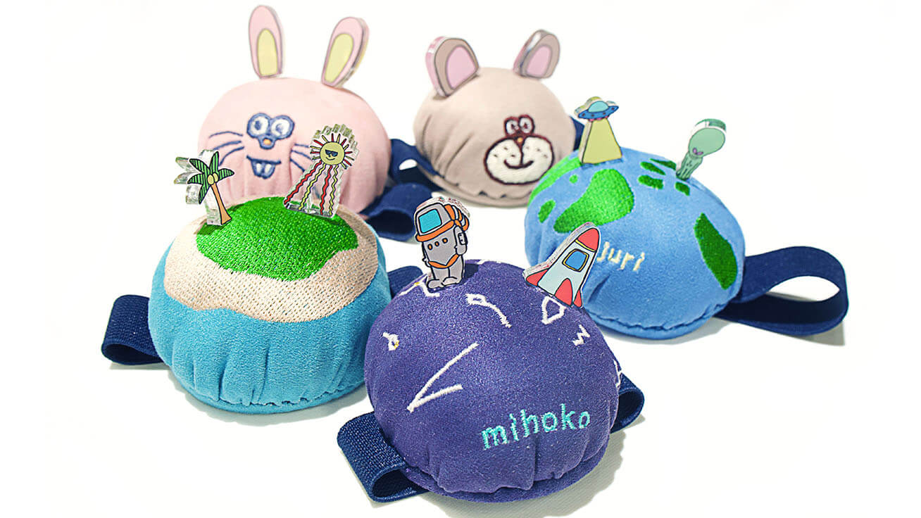 andMadeオリジナルのピンクッション。スタッフが描いたイラストをUVプリンターでピンに、刺繍ミシンでクッションに表現