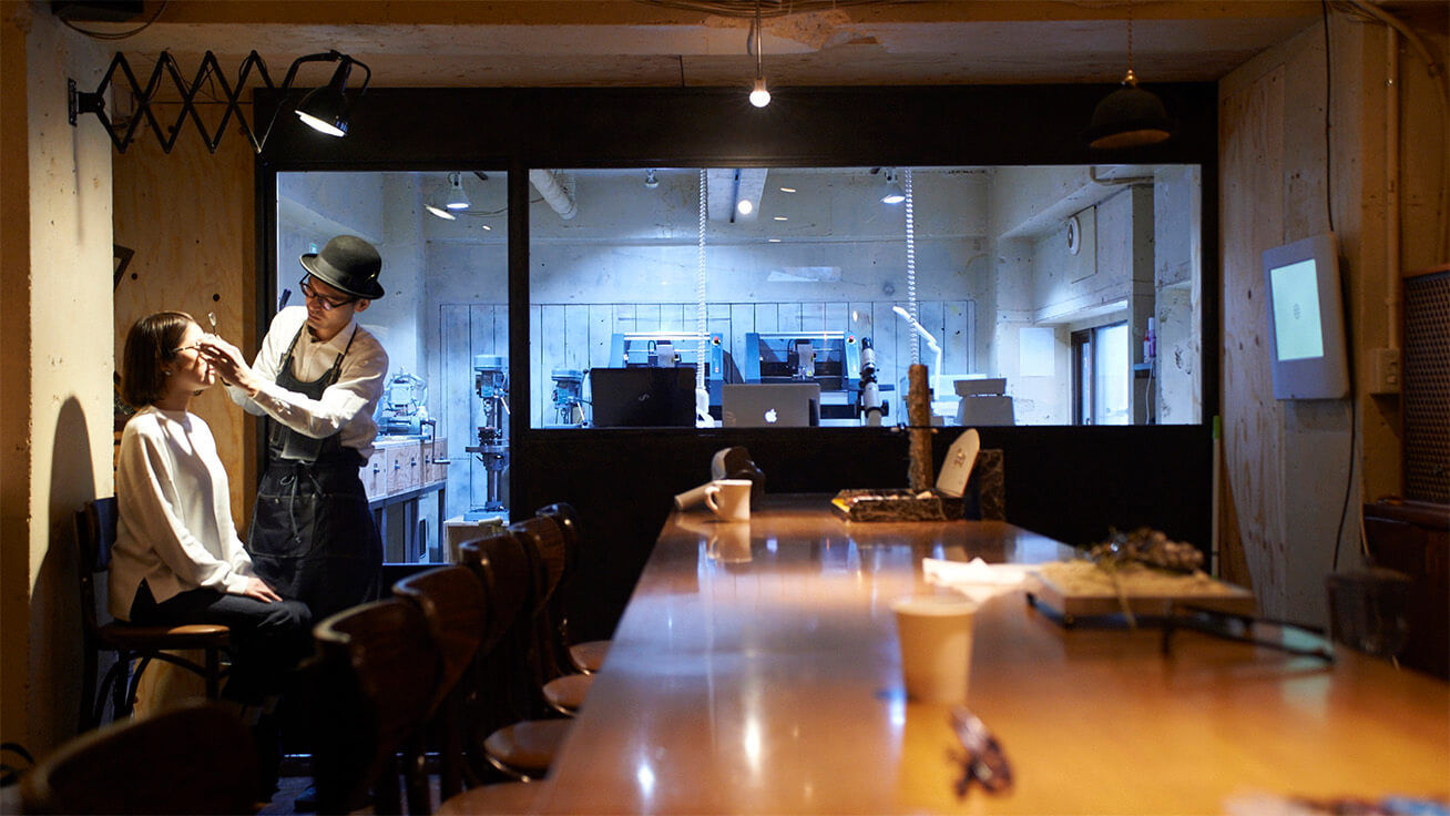 Customers at the bar counter can watch frames being made in the fabricating studio where Roland DG’s milling machines are used.