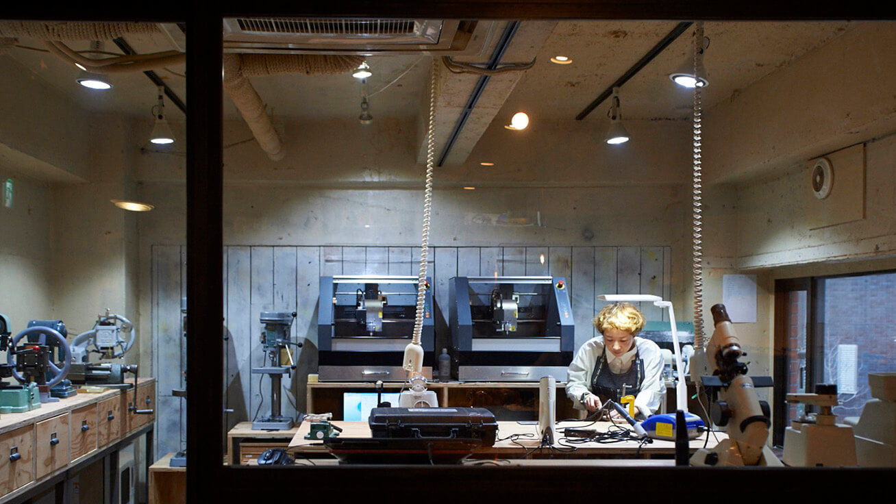 店内の工房でめがねを作る、職人の川谷萌さん