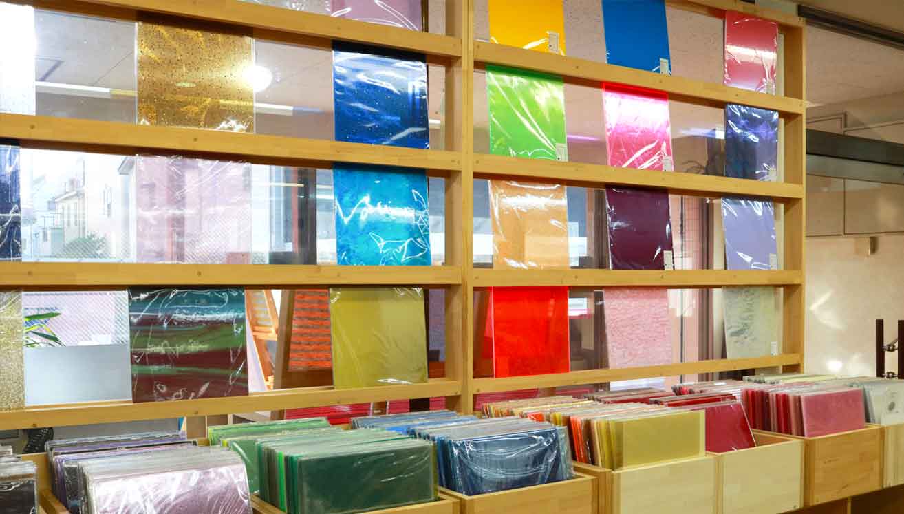まるでレコード店のようにアクリル板が並ぶショップ