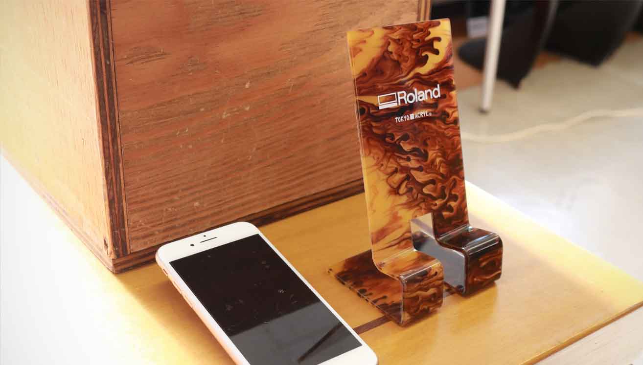 好きな色や柄のアクリル板を選んで作るスマートフォンスタンド