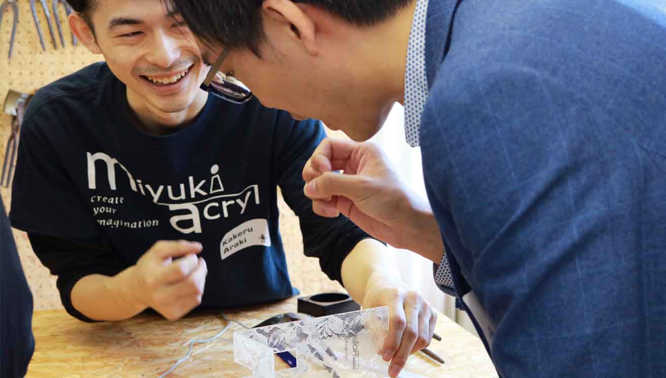 手を動かしながら楽しくアクリル加工を学びました