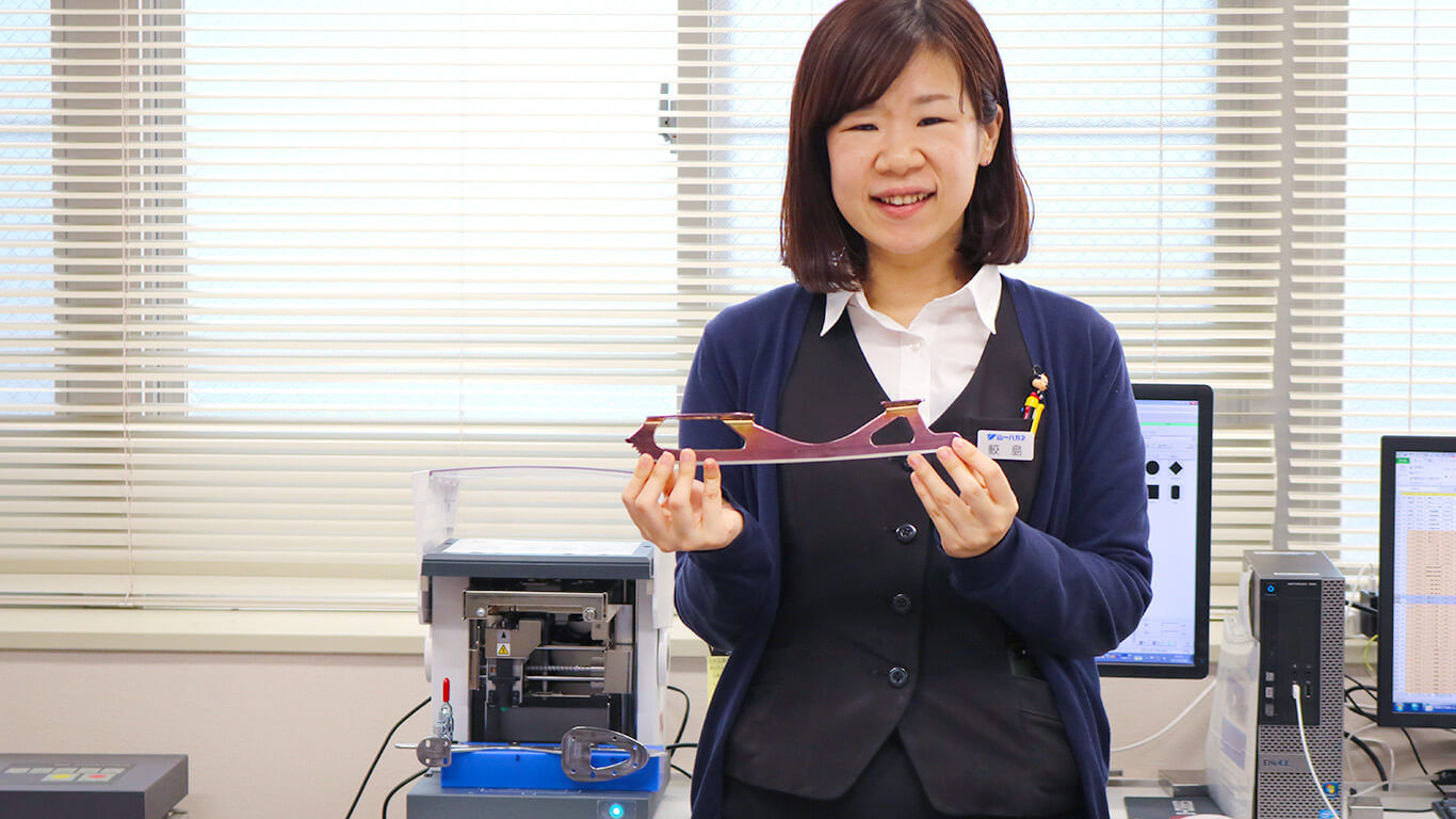 社内でマーキング作業を担当する鮫島綾乃さん