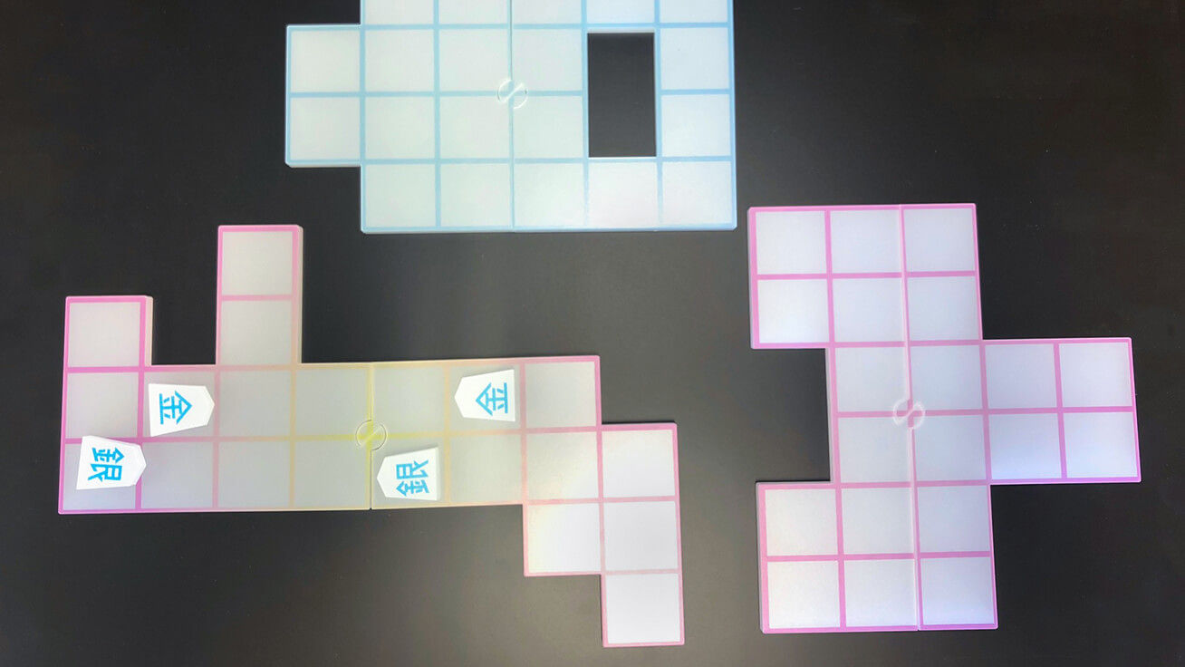 サイコロで決まるユニークなカタチの盤面でプレイする「エクストリーム将棋」