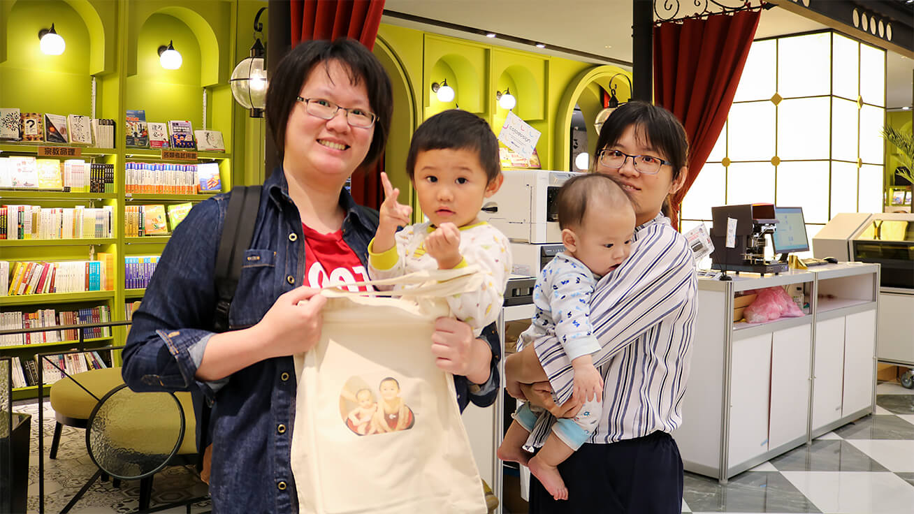 ご家族やお子さんの写真をトートバッグにプリントしました