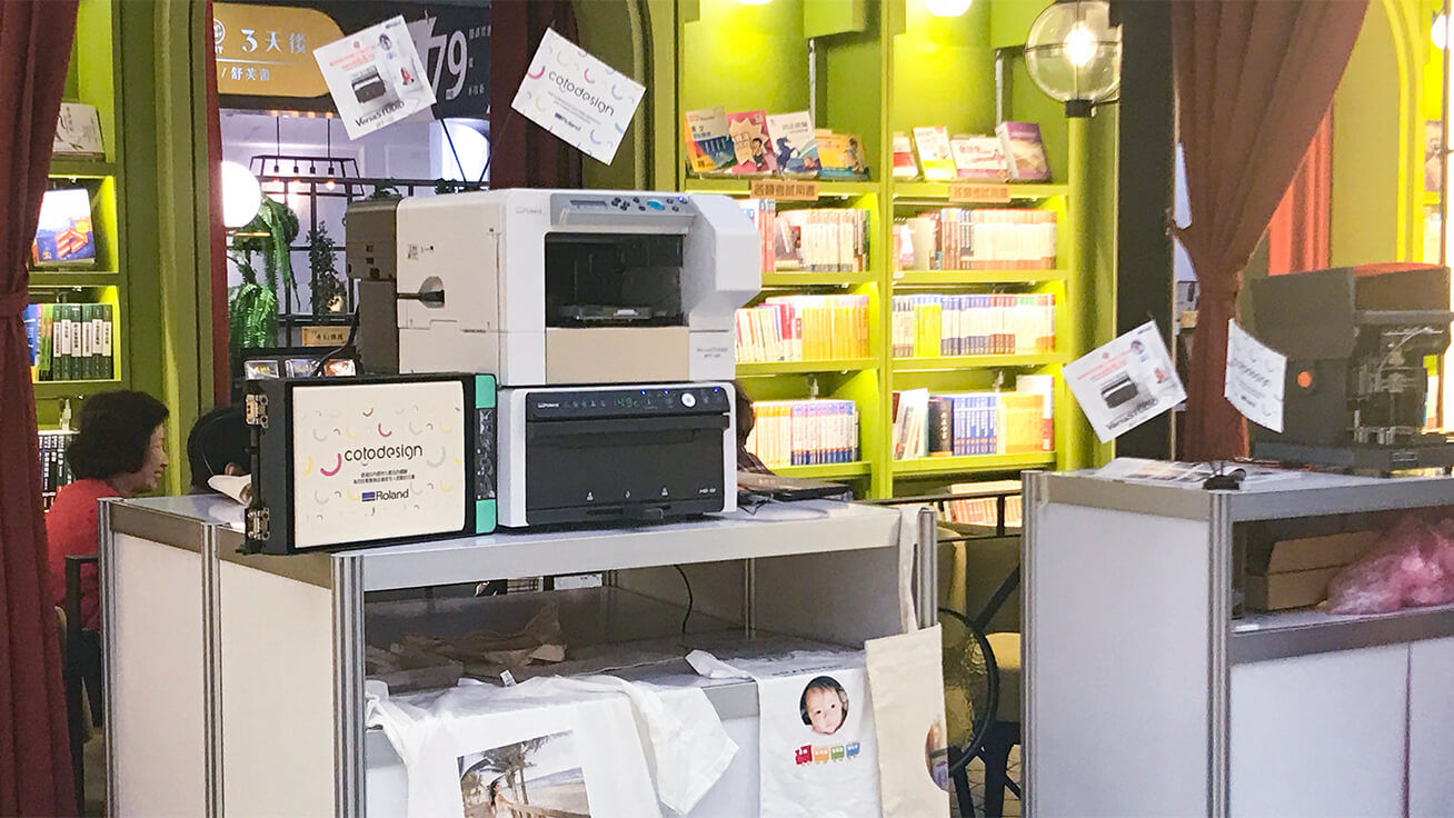 ガーメントプリンター「BT-12」(左)やレーザー箔転写機「LD-80」(右)などが活躍しました