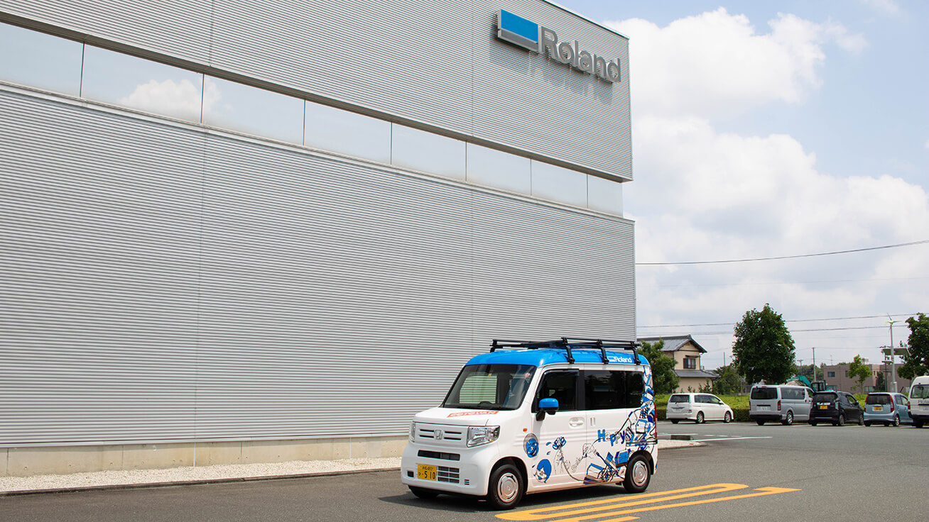 当社製品を載せ、さまざまな場所でワークショップを展開できるクルマ「COTOVAN(コトバン)」