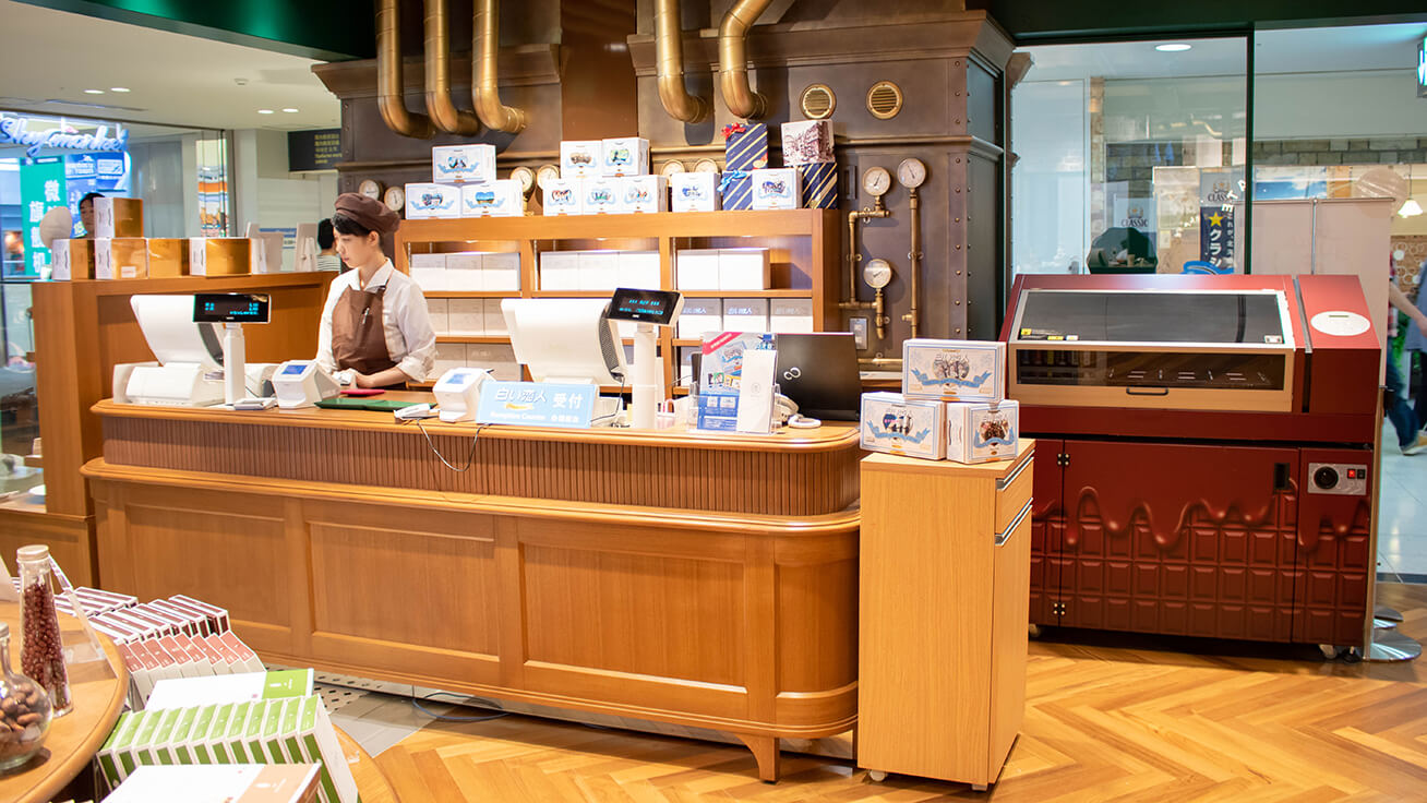 店内に設置されたUVプリンター「LEF2-200」もチョコレート柄にかわいくラッピングされています