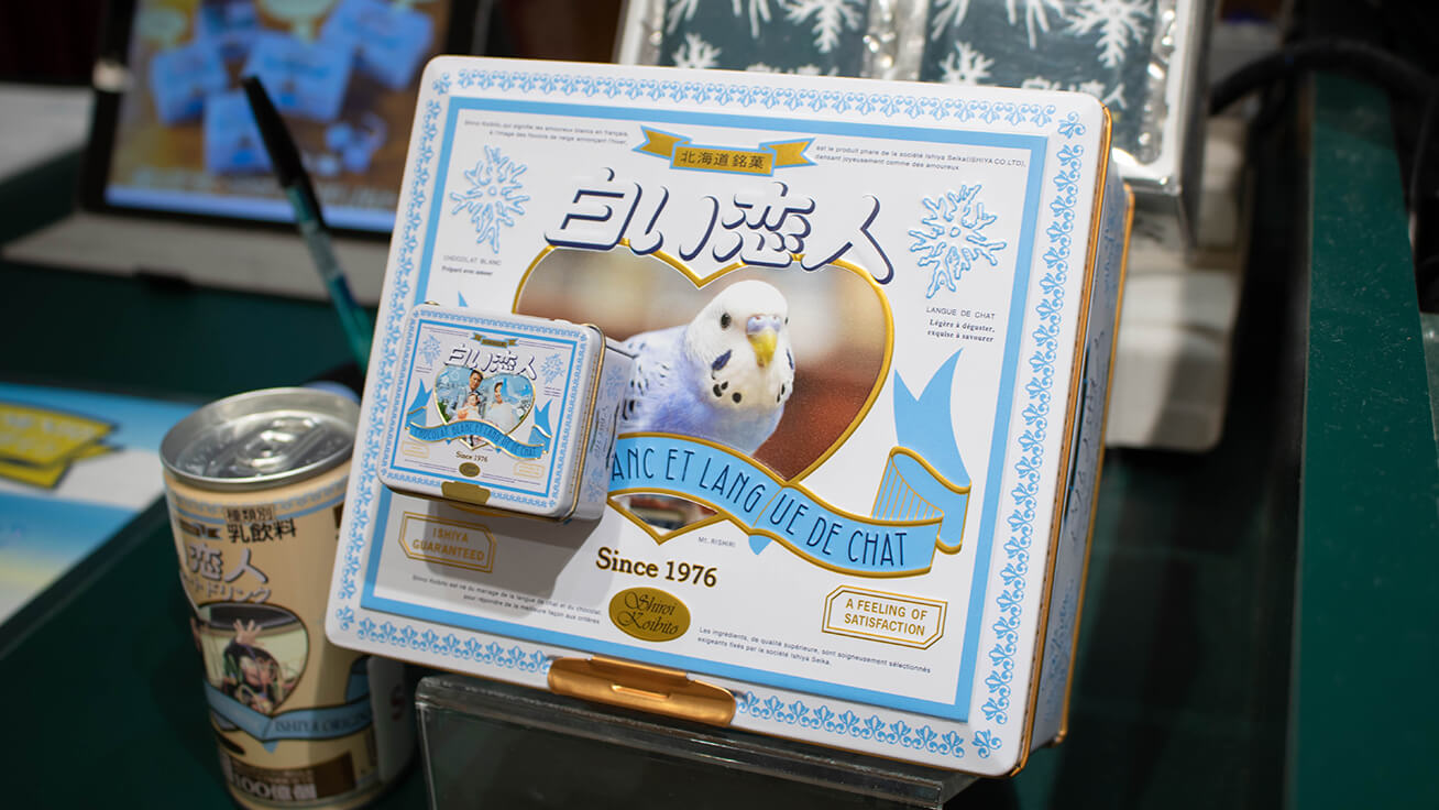 白い恋人オリジナル缶(奥)のほか、ミニマグネット(手前)なども人気