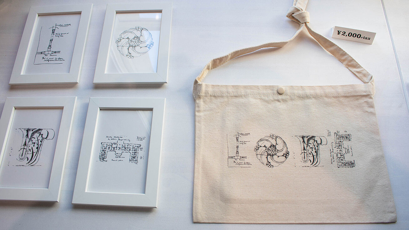 デザインの参考にできるMakers’ Baseおすすめのサンプルも展示。こちらはスケッチを「LOVE」の文字に見立てて配置したサコッシュ