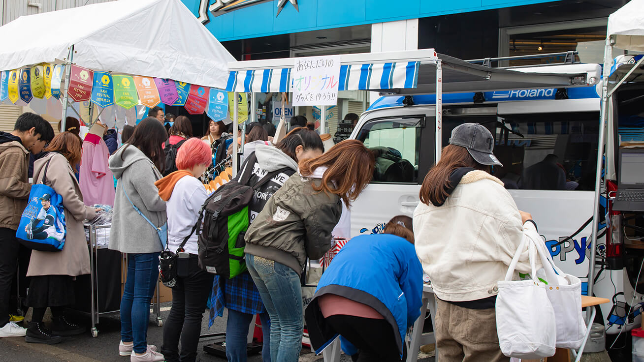 クラブハウスに来店したファンがCOTOVANでグッズ作りを体験しました
