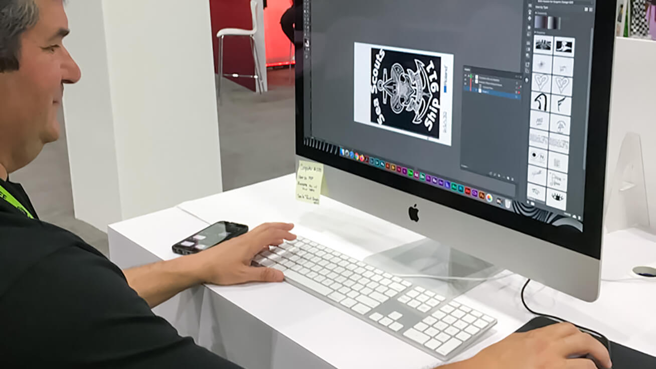 タグのデザインを作成中のソフトウェア開発者Dave Aronsonさん