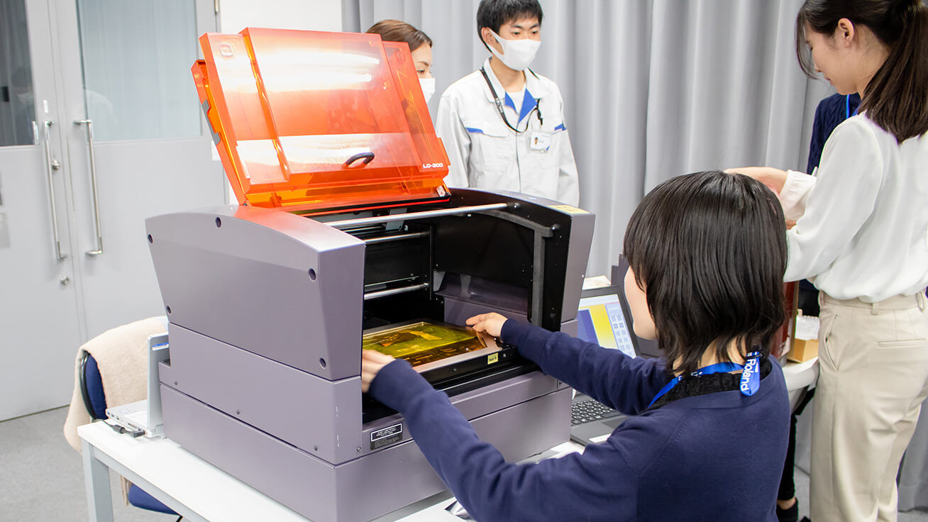 レーザー箔転写機などを実際に使ってみて、改善提案や新たな用途のプレゼンにも挑戦