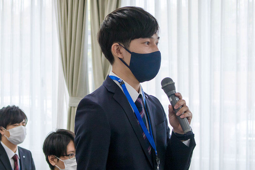 入社の抱負を語る新入社員