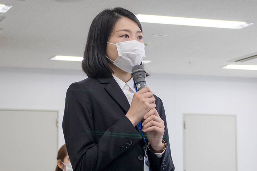 入社の抱負を語る新入社員