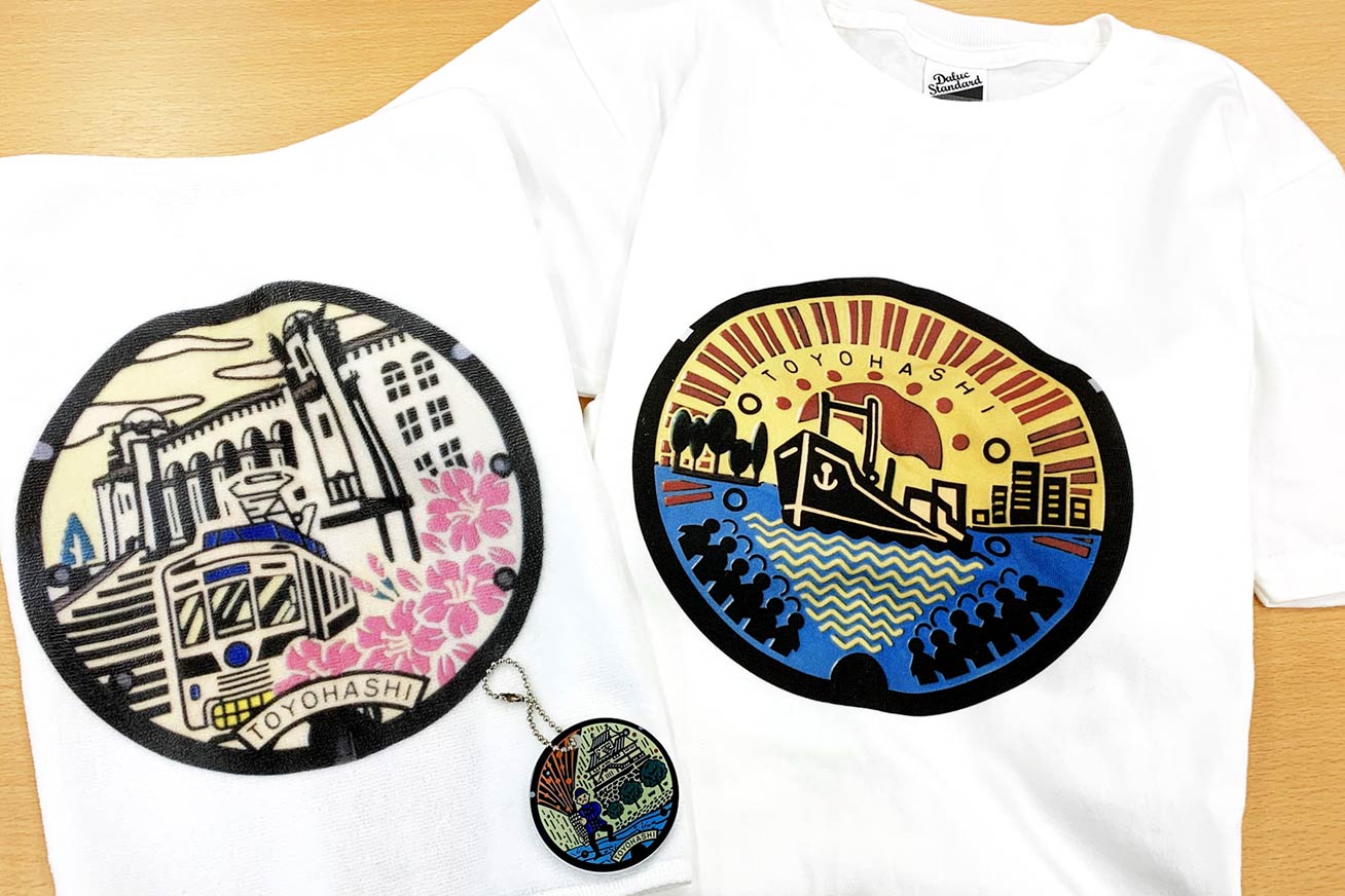 豊橋のレトロなマンホールのデザインをプリントしたTシャツやキーホルダー