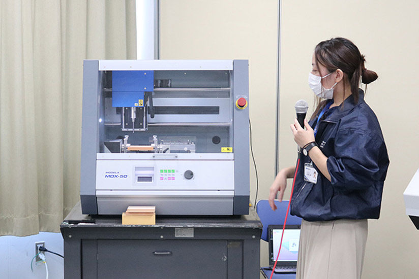 3次元切削加工機の解説の様子