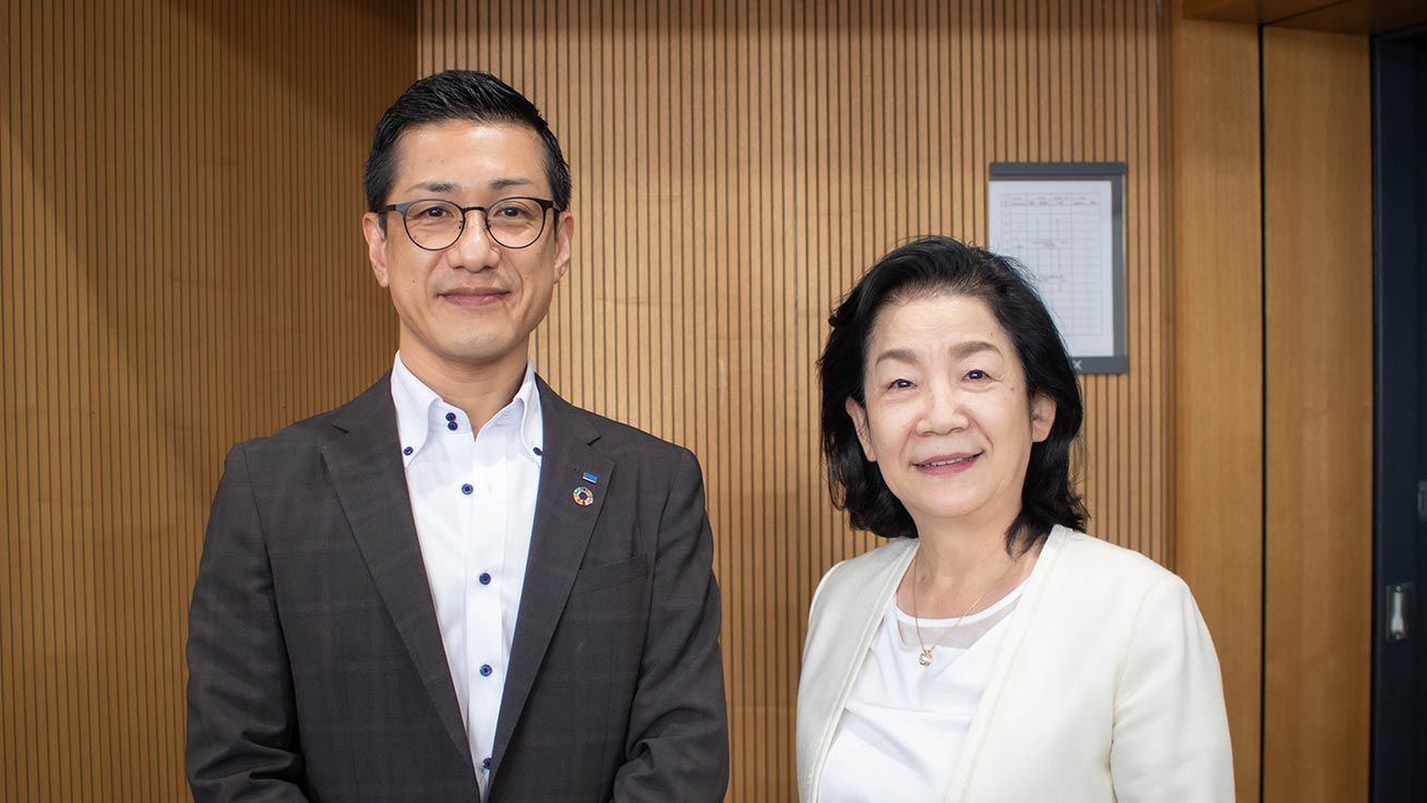 社長の田部とパーソナリティの村松尋代さん