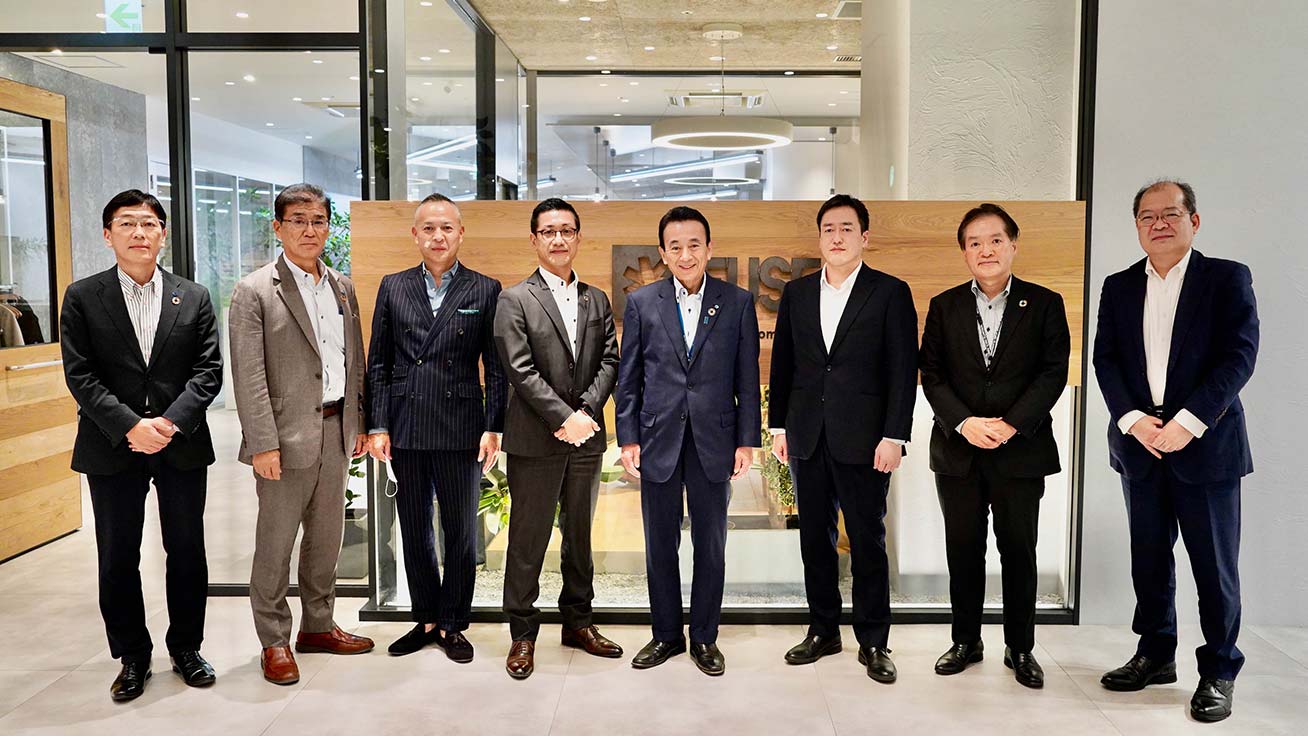 浜松市の鈴木康友市長(中央)や社長の田部(左から4人目)をはじめ参加企業の経営陣などが審査員を務めました