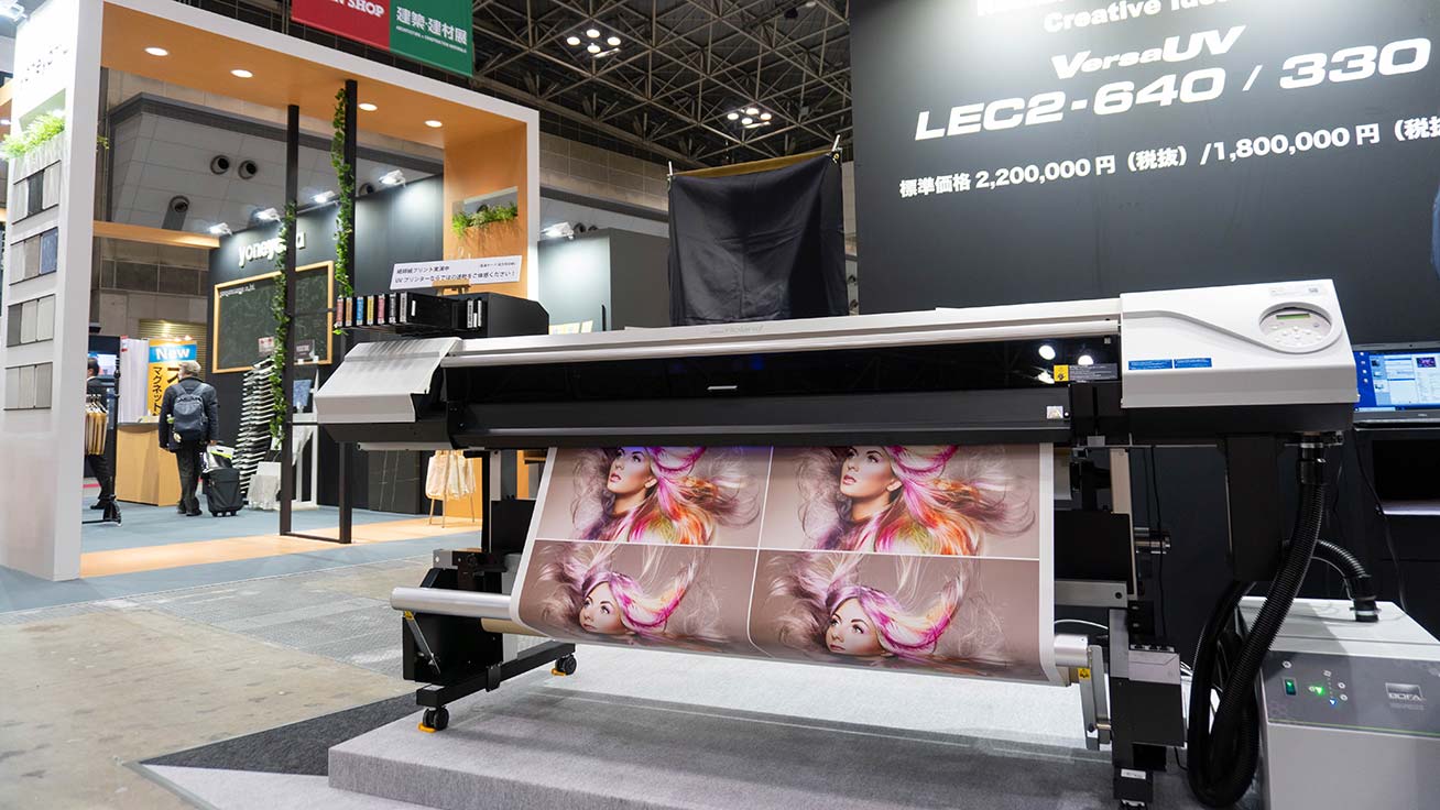 壁紙に直接プリントできる大判UVプリンター「VersaUV LEC2-640」