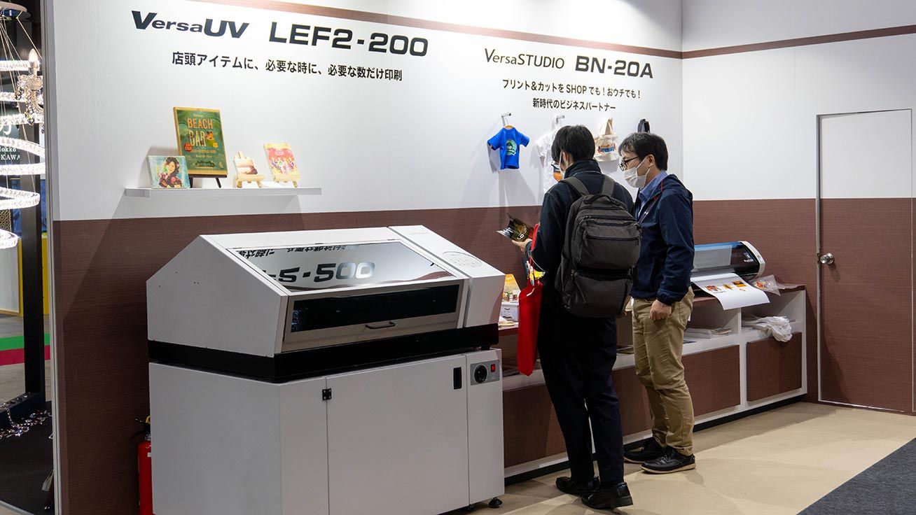 グッズへのダイレクトプリントが可能なUVプリンター「VersaUV LEF2-200」(左)