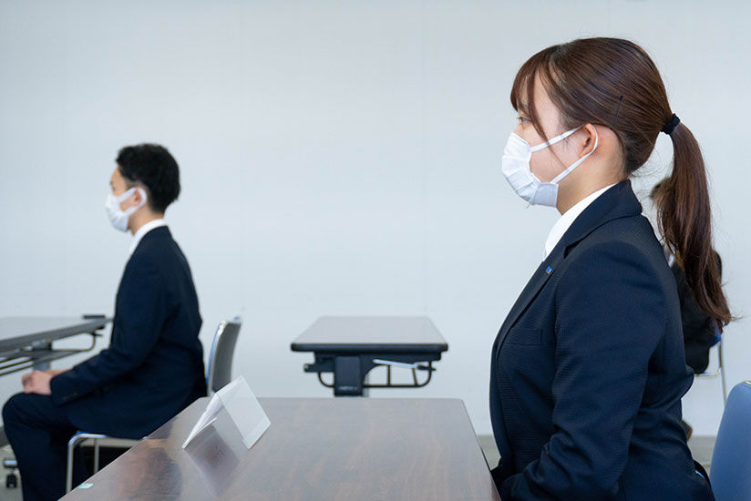 真剣な面持ちで式に臨む新入社員