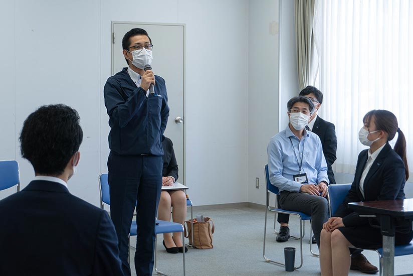 講評を送る社長の田部