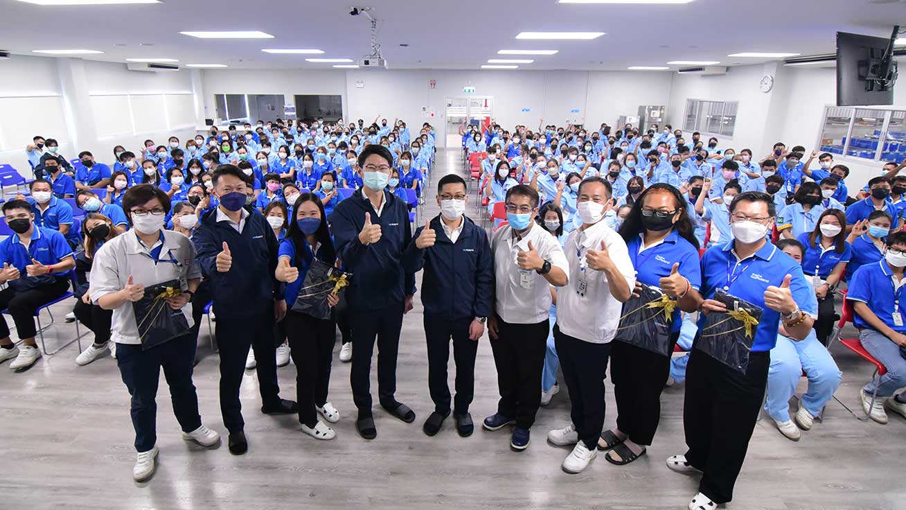 全社員によるクイズ大会。上位入賞者に記念品が贈られました